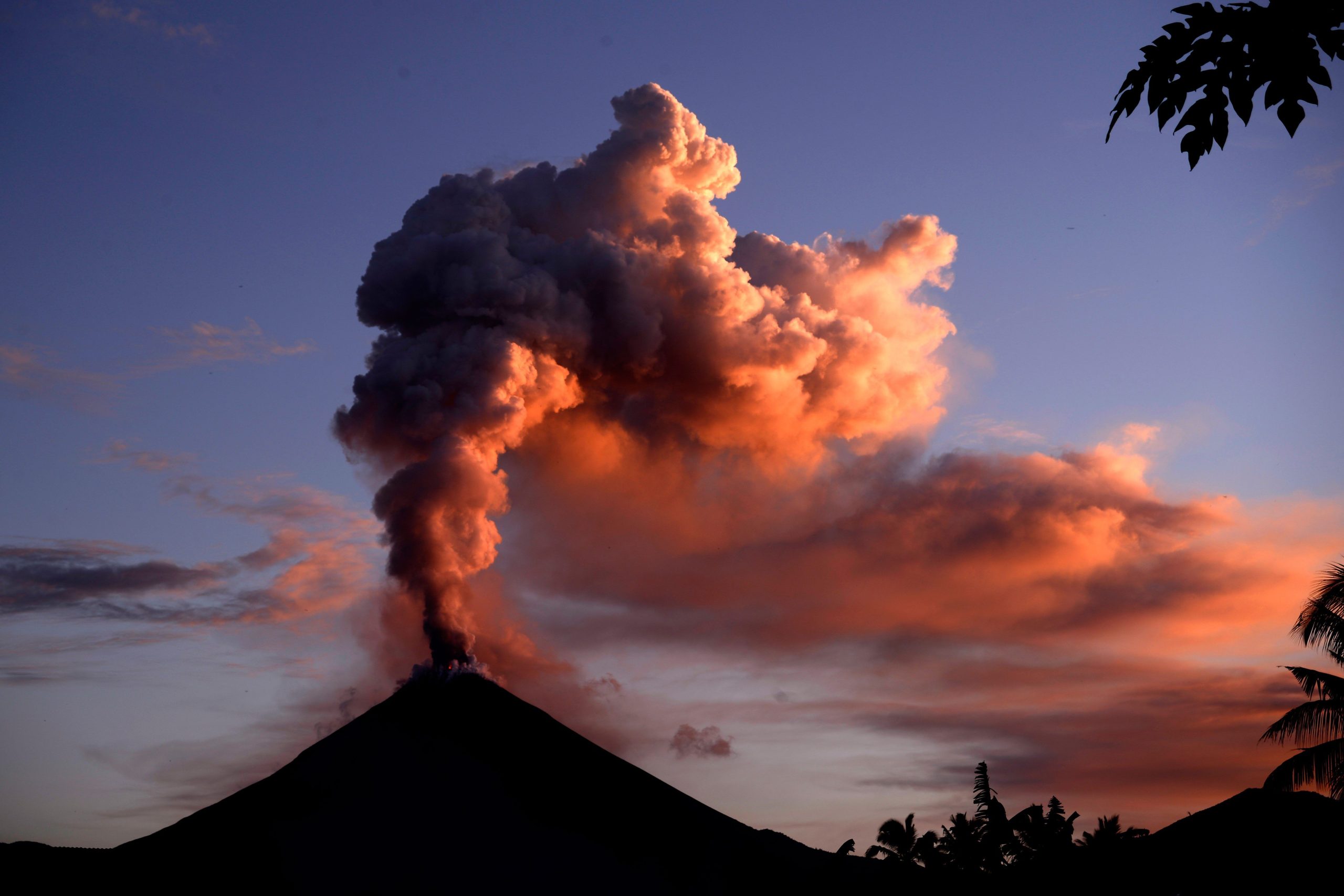 Check out these fascinating volcano facts with National Geographic Kids! What is a volcano? Why does it erupt? And where can you find the world's biggest?